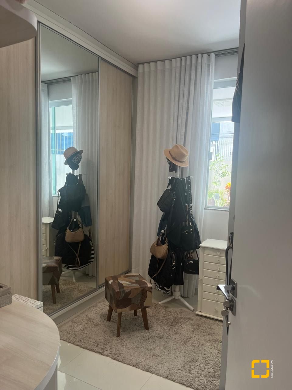 Casa com 300m², 3 quartos (sendo 1 suíte), 5 garagens, no bairro Bom Abrigo em Florianópolis