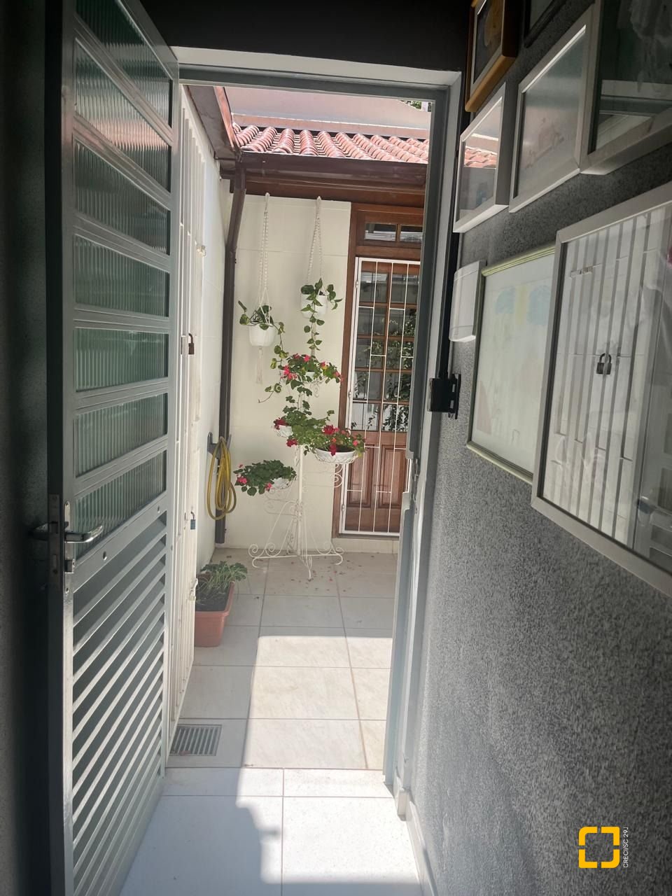 Casa com 300m², 3 quartos (sendo 1 suíte), 5 garagens, no bairro Bom Abrigo em Florianópolis