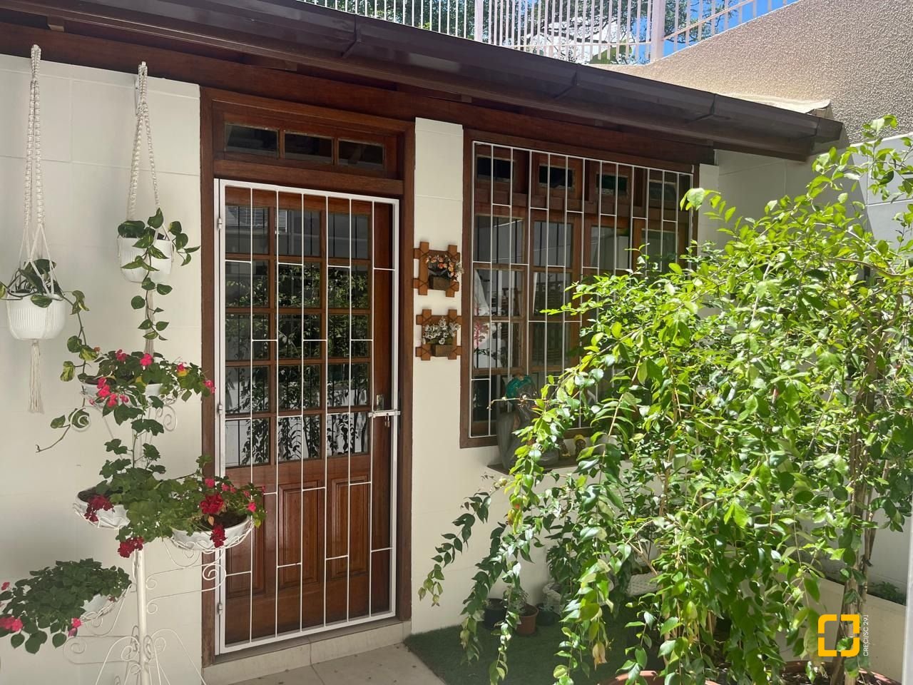 Casa com 300m², 3 quartos (sendo 1 suíte), 5 garagens, no bairro Bom Abrigo em Florianópolis