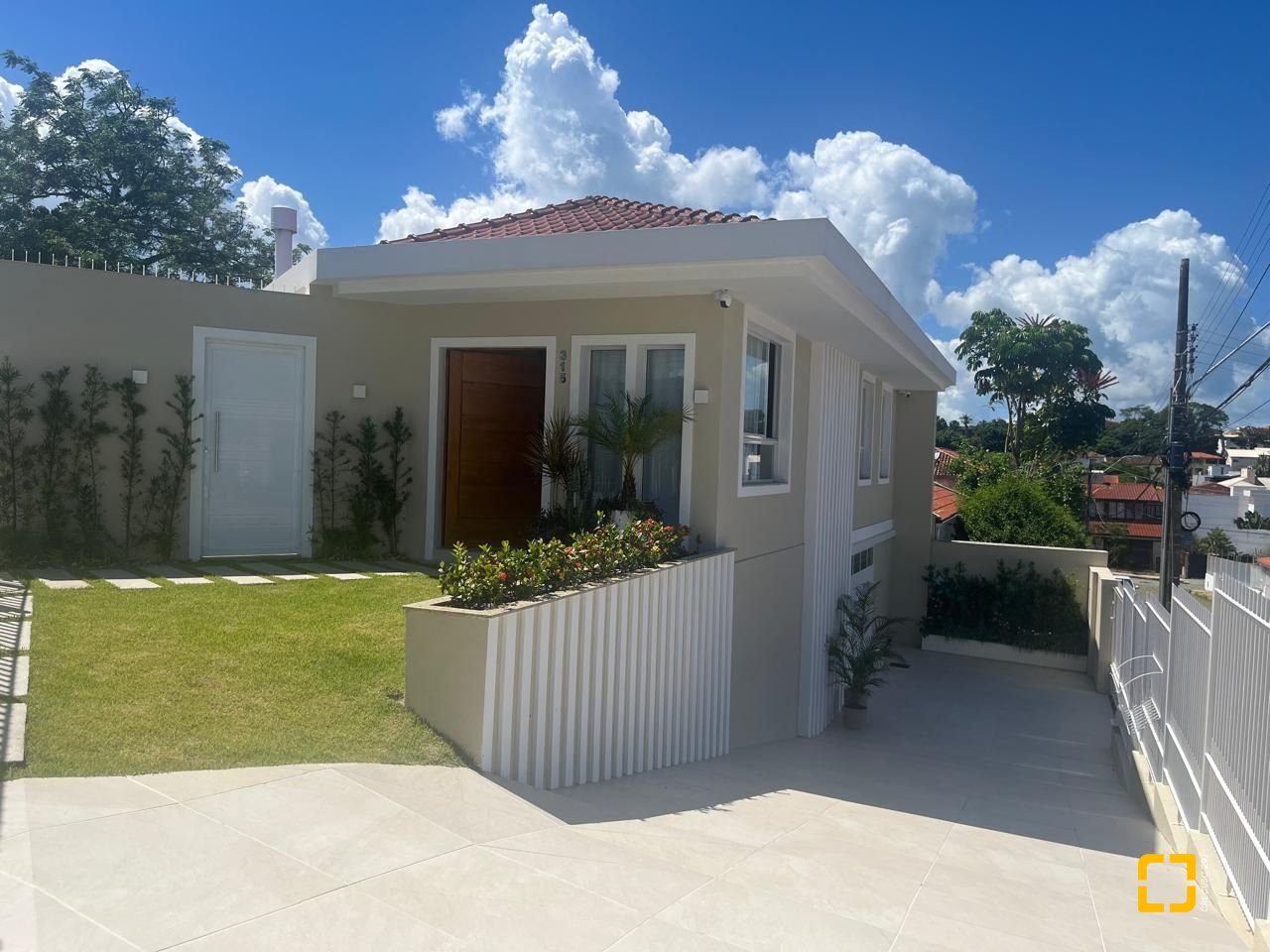 Casa com 300m², 3 quartos (sendo 1 suíte), 5 garagens, no bairro Bom Abrigo em Florianópolis