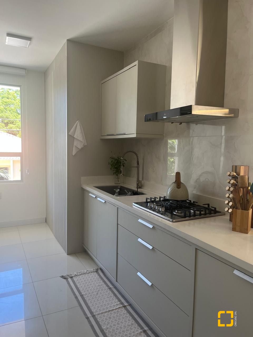 Casa com 300m², 3 quartos (sendo 1 suíte), 5 garagens, no bairro Bom Abrigo em Florianópolis