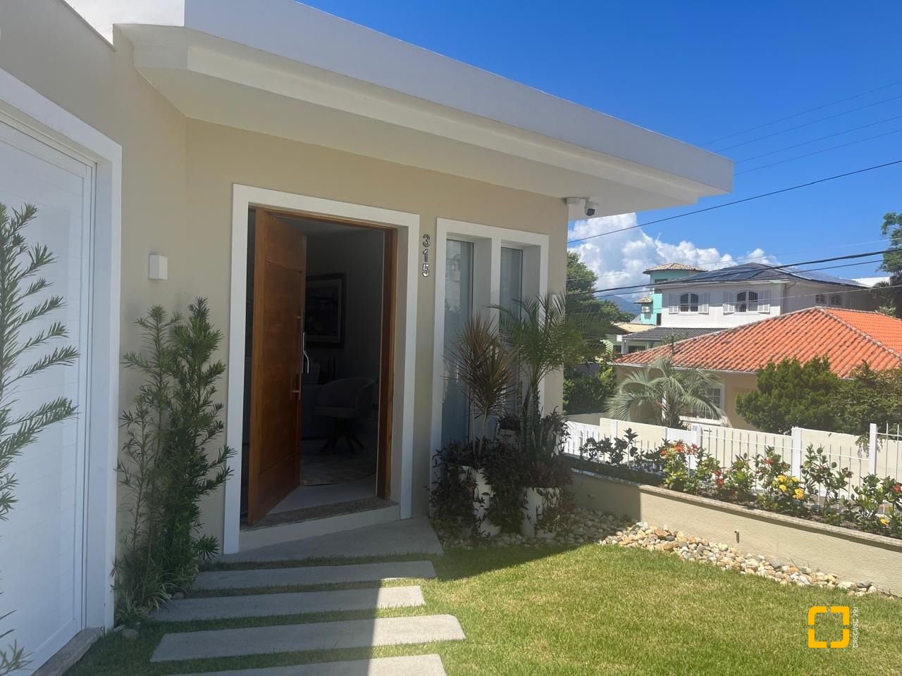 Casa com 300m², 3 quartos (sendo 1 suíte), 5 garagens, no bairro Bom Abrigo em Florianópolis