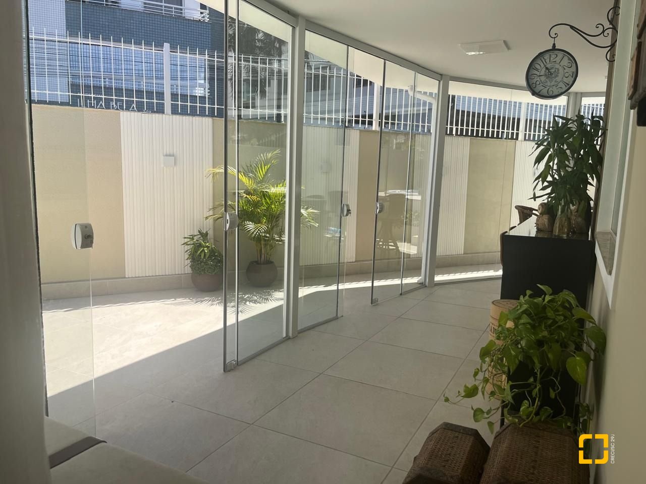 Casa com 300m², 3 quartos (sendo 1 suíte), 5 garagens, no bairro Bom Abrigo em Florianópolis