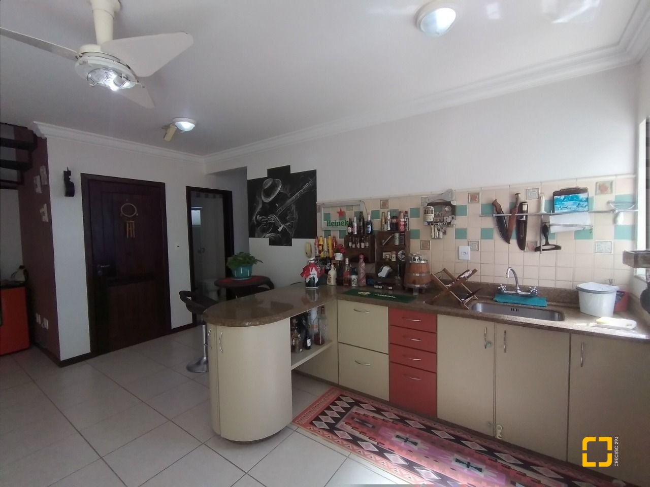 Casa com 270m², 4 quartos (sendo 4 suítes), 2 garagens, no bairro Coqueiros em Florianópolis