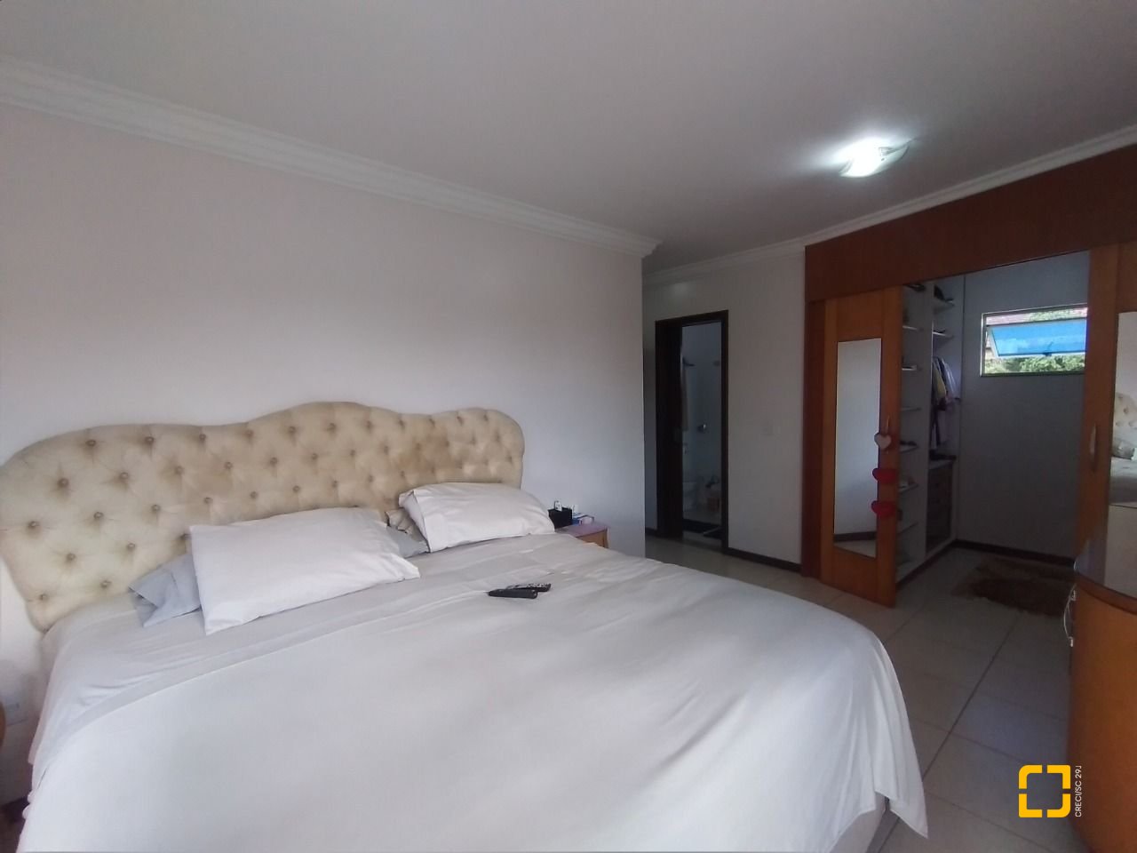 Casa com 270m², 4 quartos (sendo 4 suítes), 2 garagens, no bairro Coqueiros em Florianópolis
