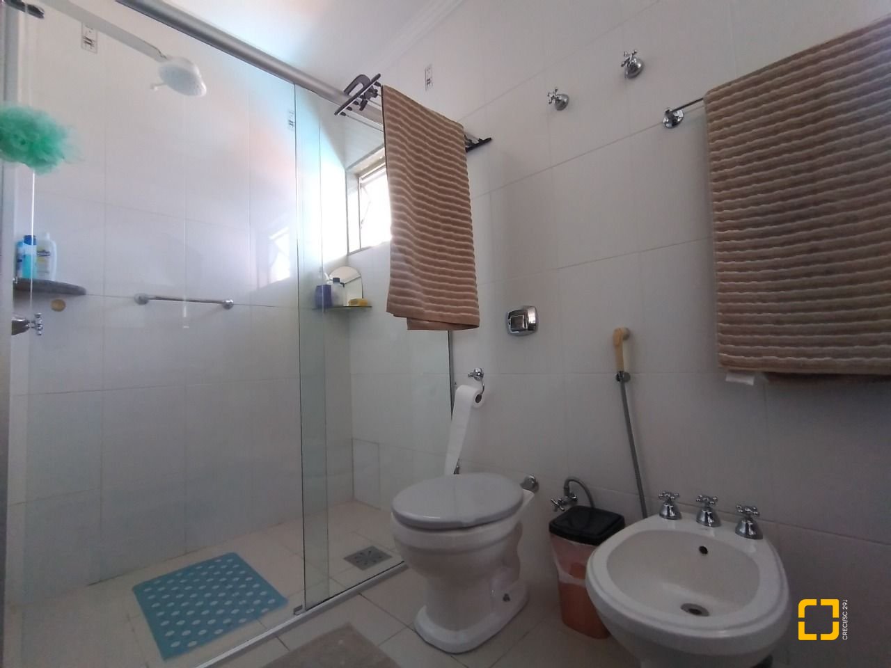 Casa com 270m², 4 quartos (sendo 4 suítes), 2 garagens, no bairro Coqueiros em Florianópolis