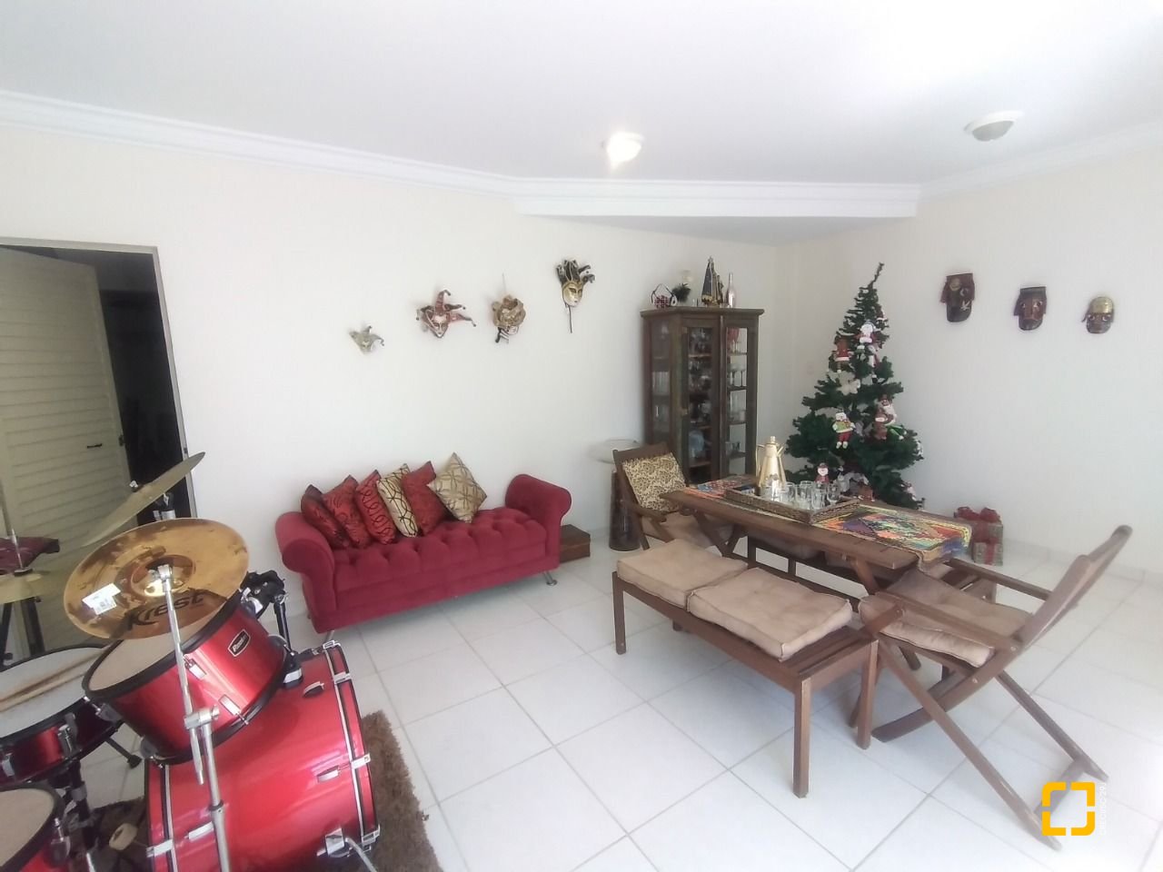 Casa com 270m², 4 quartos (sendo 4 suítes), 2 garagens, no bairro Coqueiros em Florianópolis
