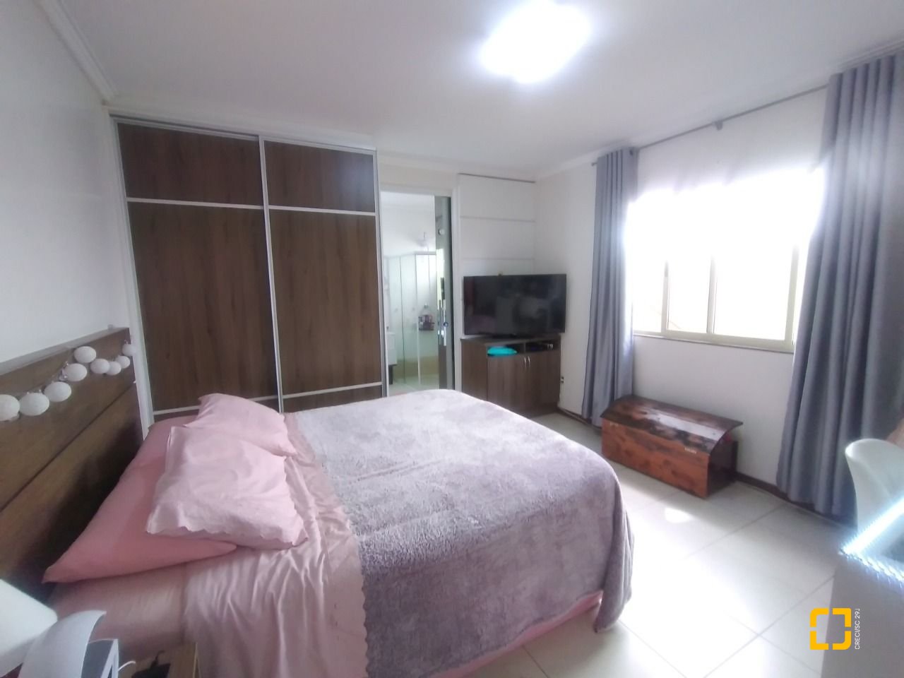 Casa com 270m², 4 quartos (sendo 4 suítes), 2 garagens, no bairro Coqueiros em Florianópolis