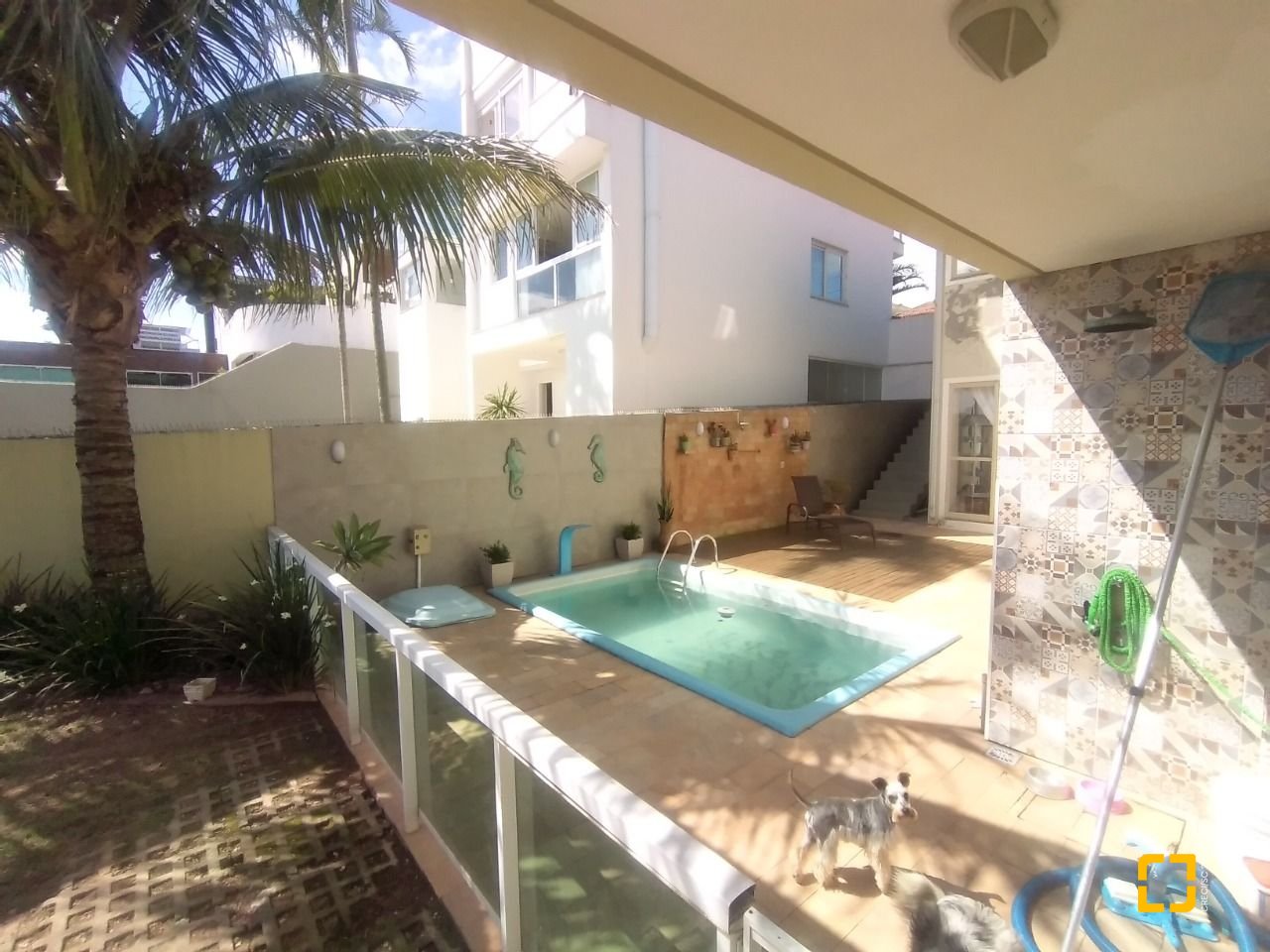 Casa com 270m², 4 quartos (sendo 4 suítes), 2 garagens, no bairro Coqueiros em Florianópolis