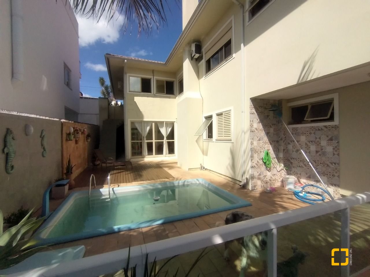Casa com 270m², 4 quartos (sendo 4 suítes), 2 garagens, no bairro Coqueiros em Florianópolis