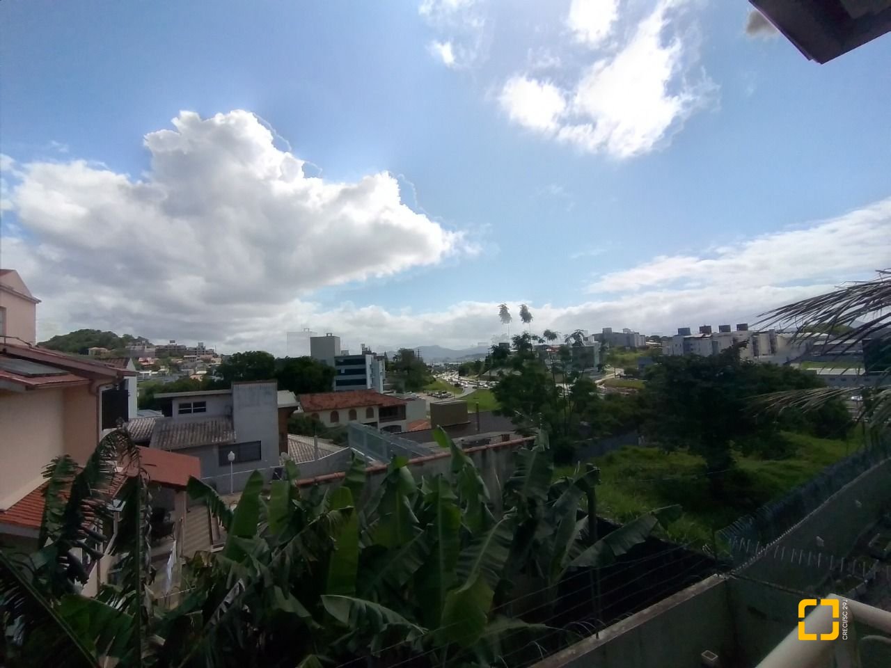 Casa com 270m², 4 quartos (sendo 4 suítes), 2 garagens, no bairro Coqueiros em Florianópolis