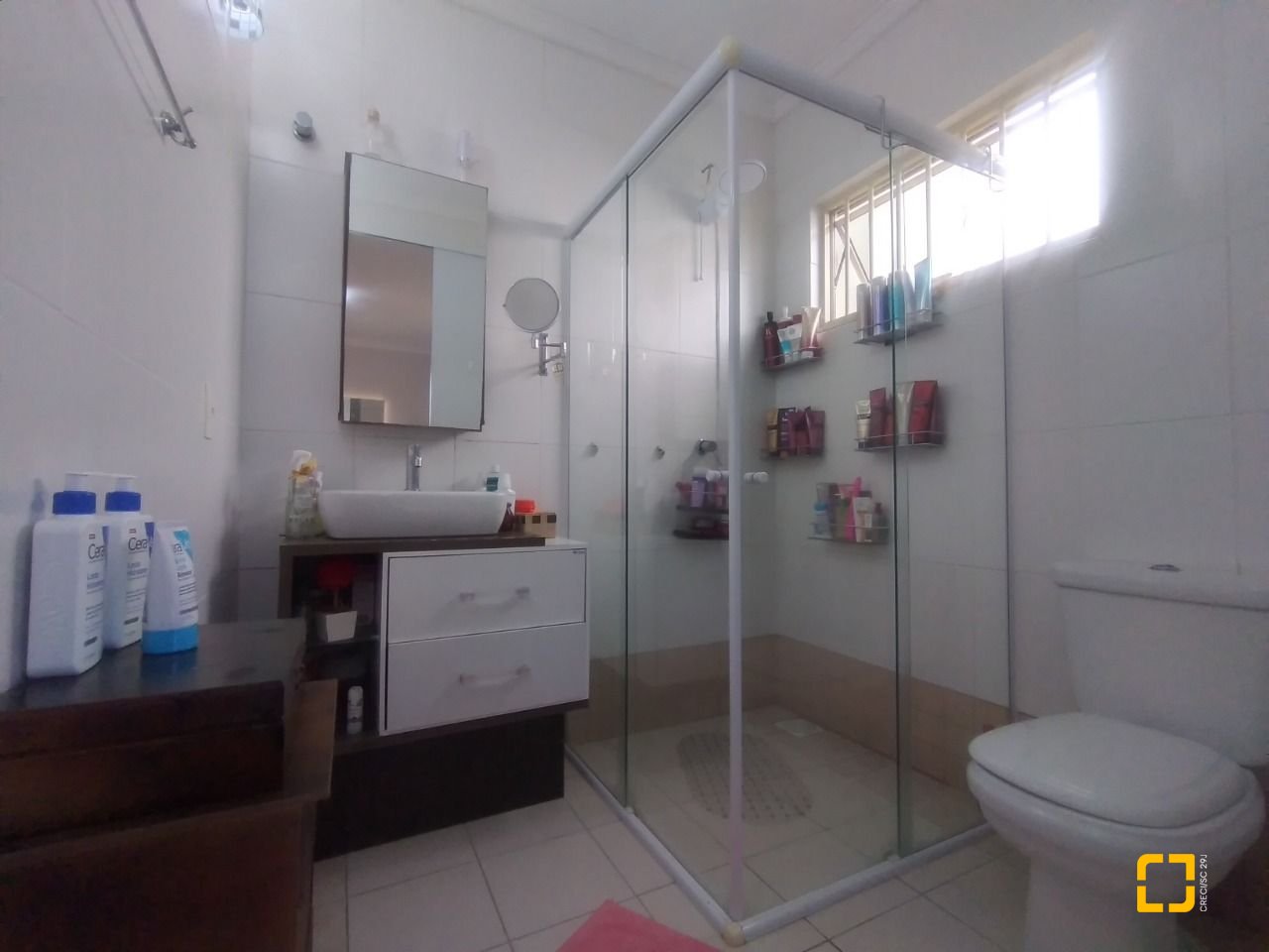 Casa com 270m², 4 quartos (sendo 4 suítes), 2 garagens, no bairro Coqueiros em Florianópolis