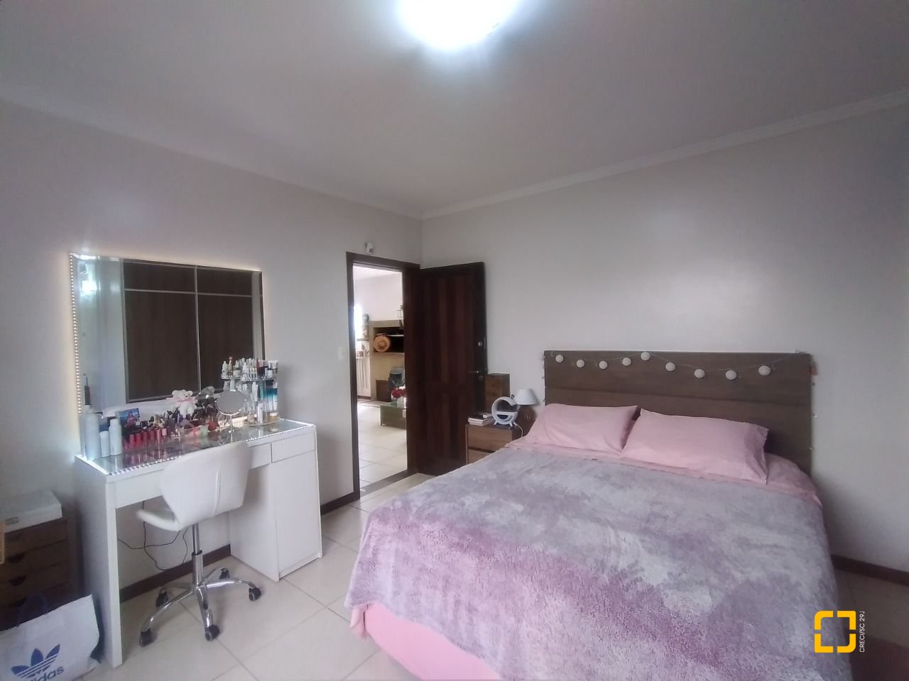 Casa com 270m², 4 quartos (sendo 4 suítes), 2 garagens, no bairro Coqueiros em Florianópolis