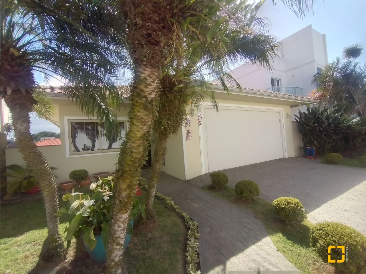 Casa com 270m², 4 quartos (sendo 4 suítes), 2 garagens, no bairro Coqueiros em Florianópolis