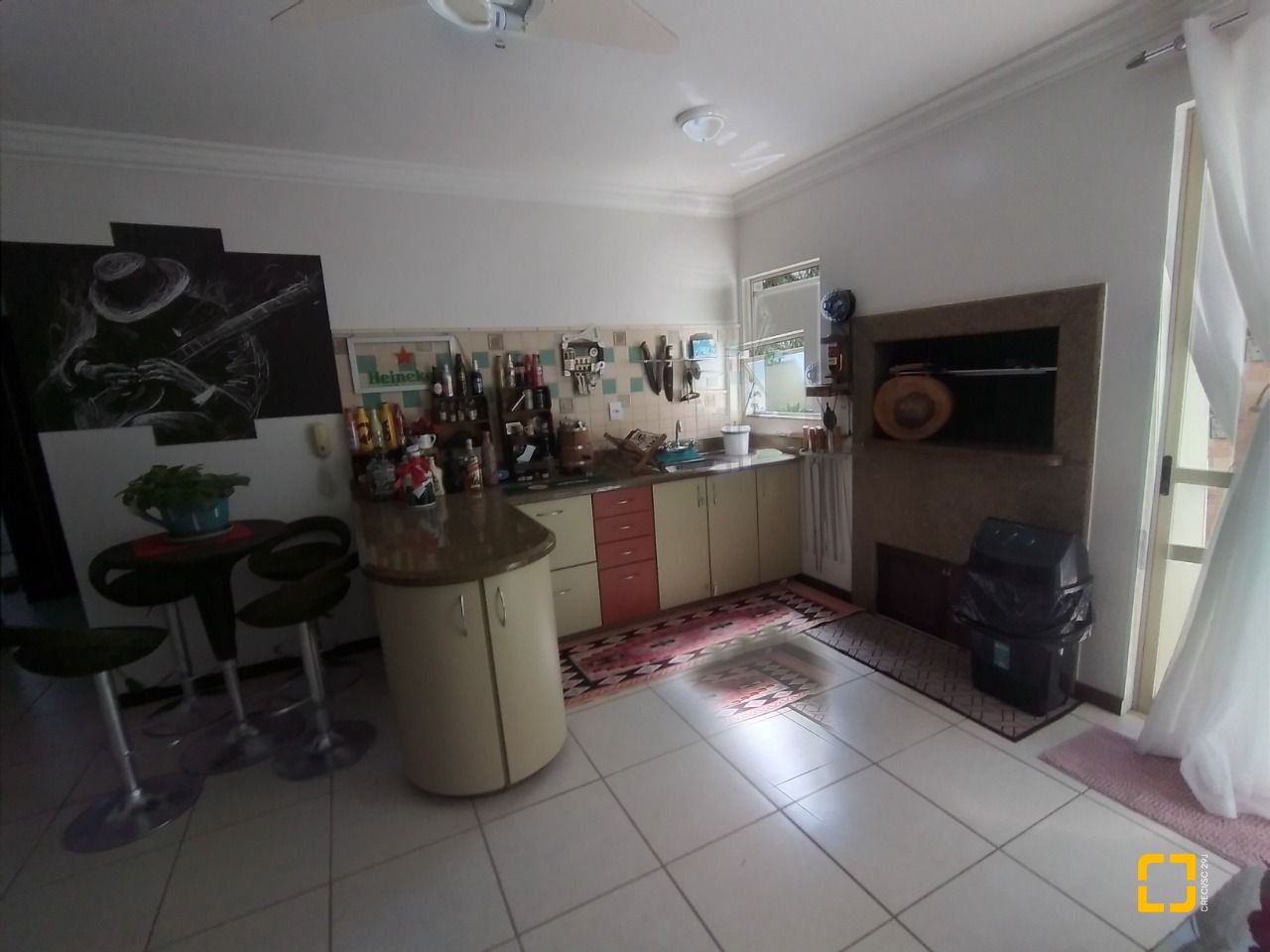 Casa com 270m², 4 quartos (sendo 4 suítes), 2 garagens, no bairro Coqueiros em Florianópolis