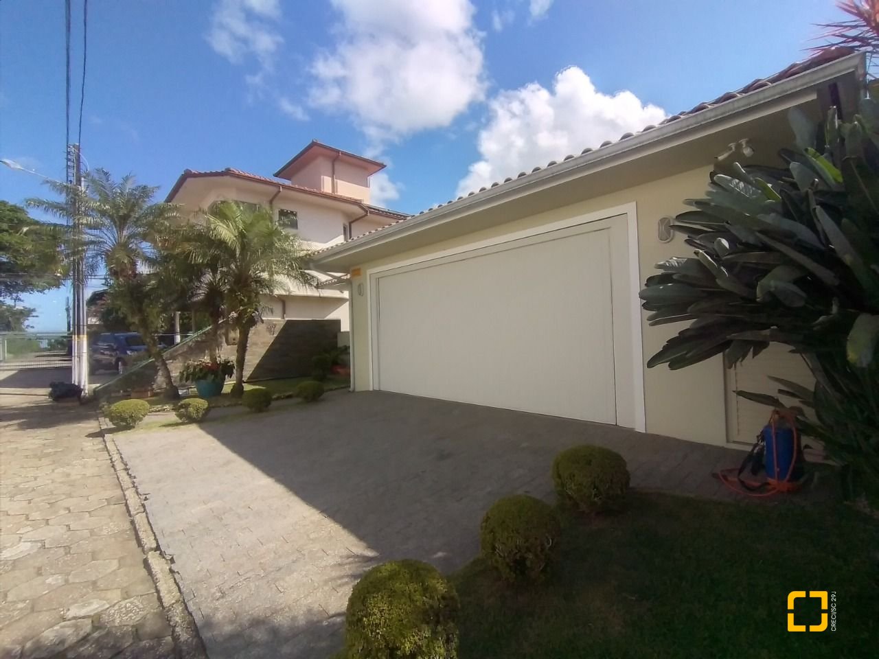 Casa com 270m², 4 quartos (sendo 4 suítes), 2 garagens, no bairro Coqueiros em Florianópolis