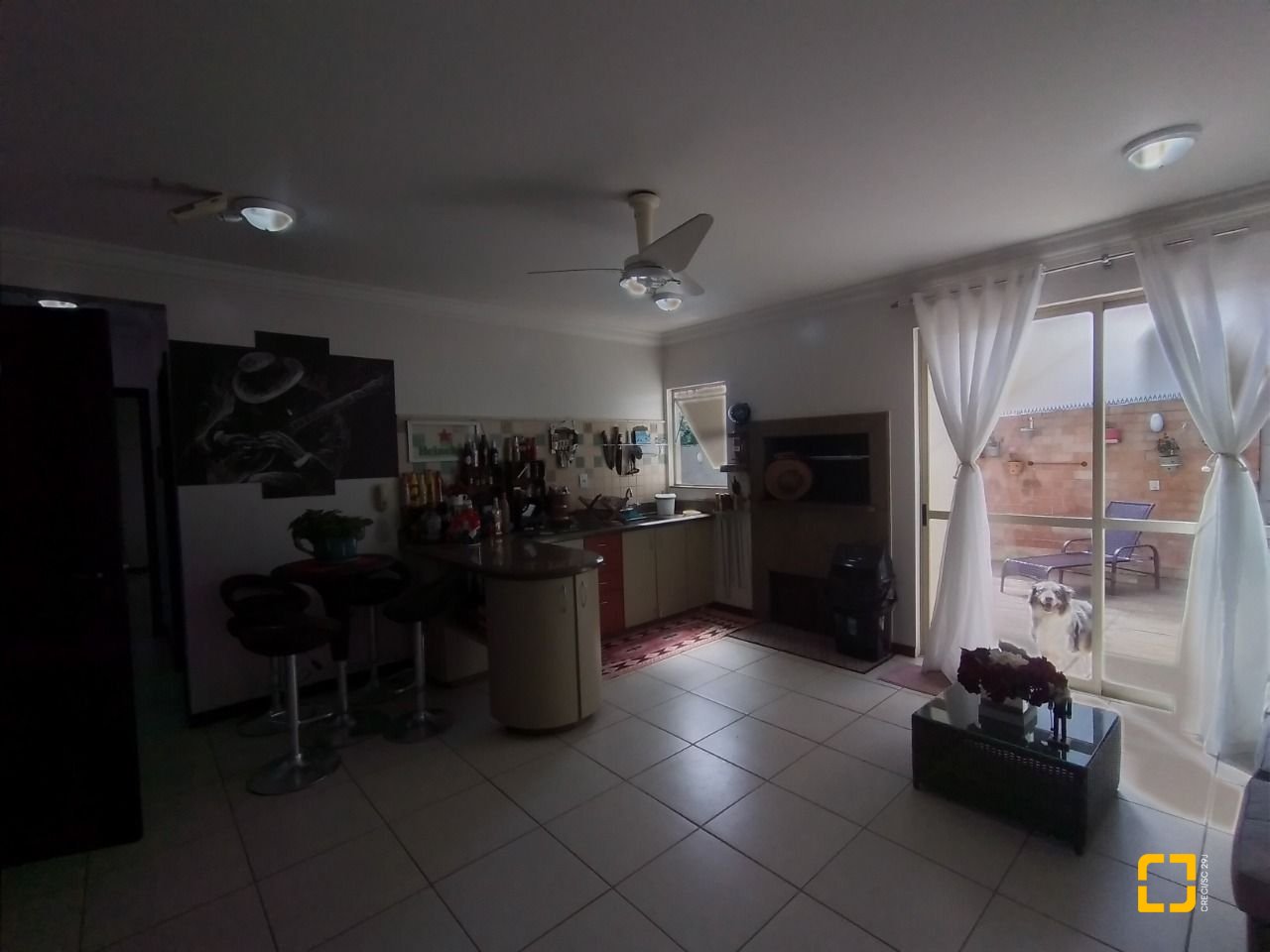 Casa com 270m², 4 quartos (sendo 4 suítes), 2 garagens, no bairro Coqueiros em Florianópolis