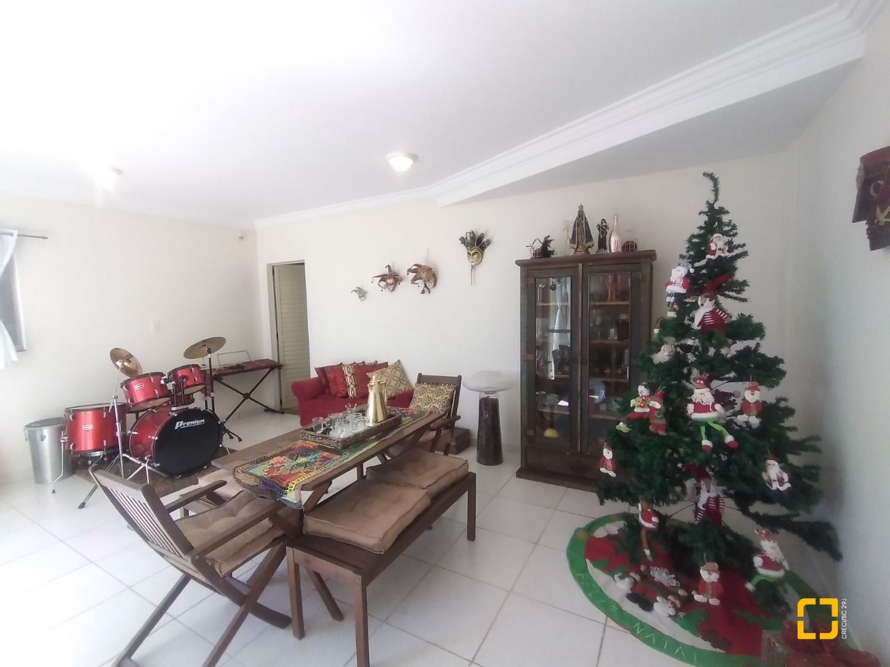 Casa com 270m², 4 quartos (sendo 4 suítes), 2 garagens, no bairro Coqueiros em Florianópolis