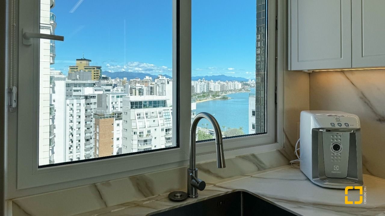 Cobertura com 244m², 4 quartos (sendo 3 suítes), 3 garagens, no bairro Agronômica em Florianópolis