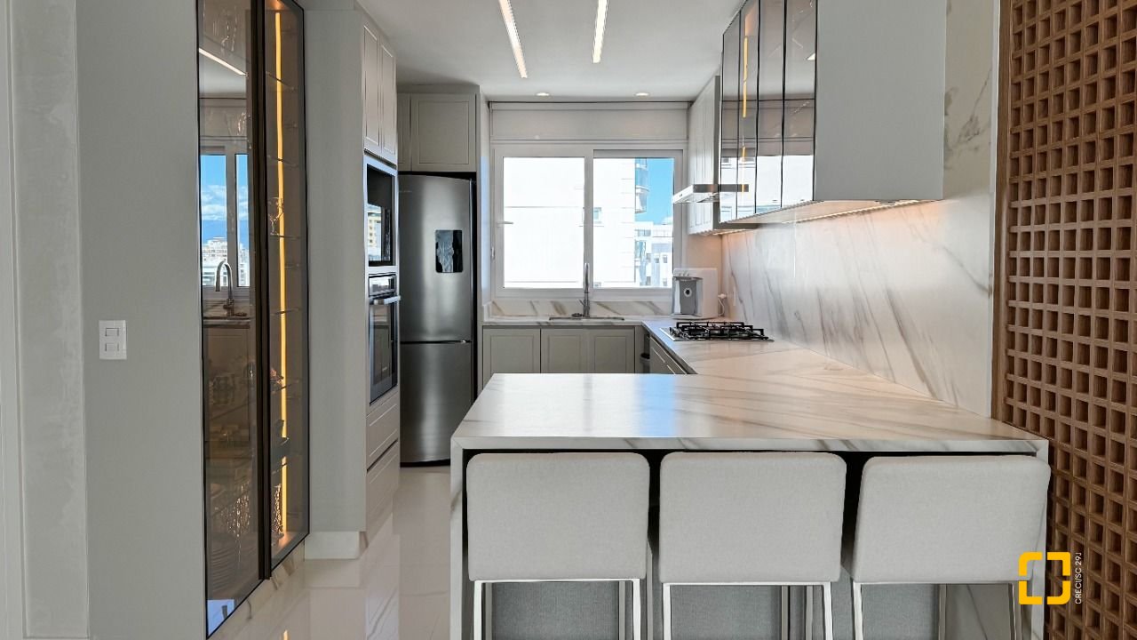 Cobertura com 244m², 4 quartos (sendo 3 suítes), 3 garagens, no bairro Agronômica em Florianópolis