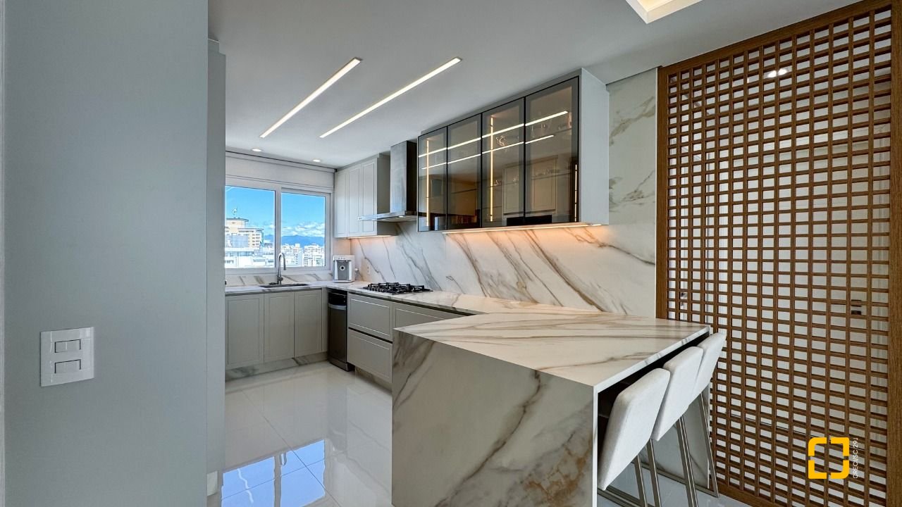 Cobertura com 244m², 4 quartos (sendo 3 suítes), 3 garagens, no bairro Agronômica em Florianópolis