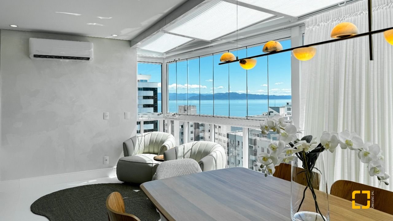 Cobertura com 244m², 4 quartos (sendo 3 suítes), 3 garagens, no bairro Agronômica em Florianópolis