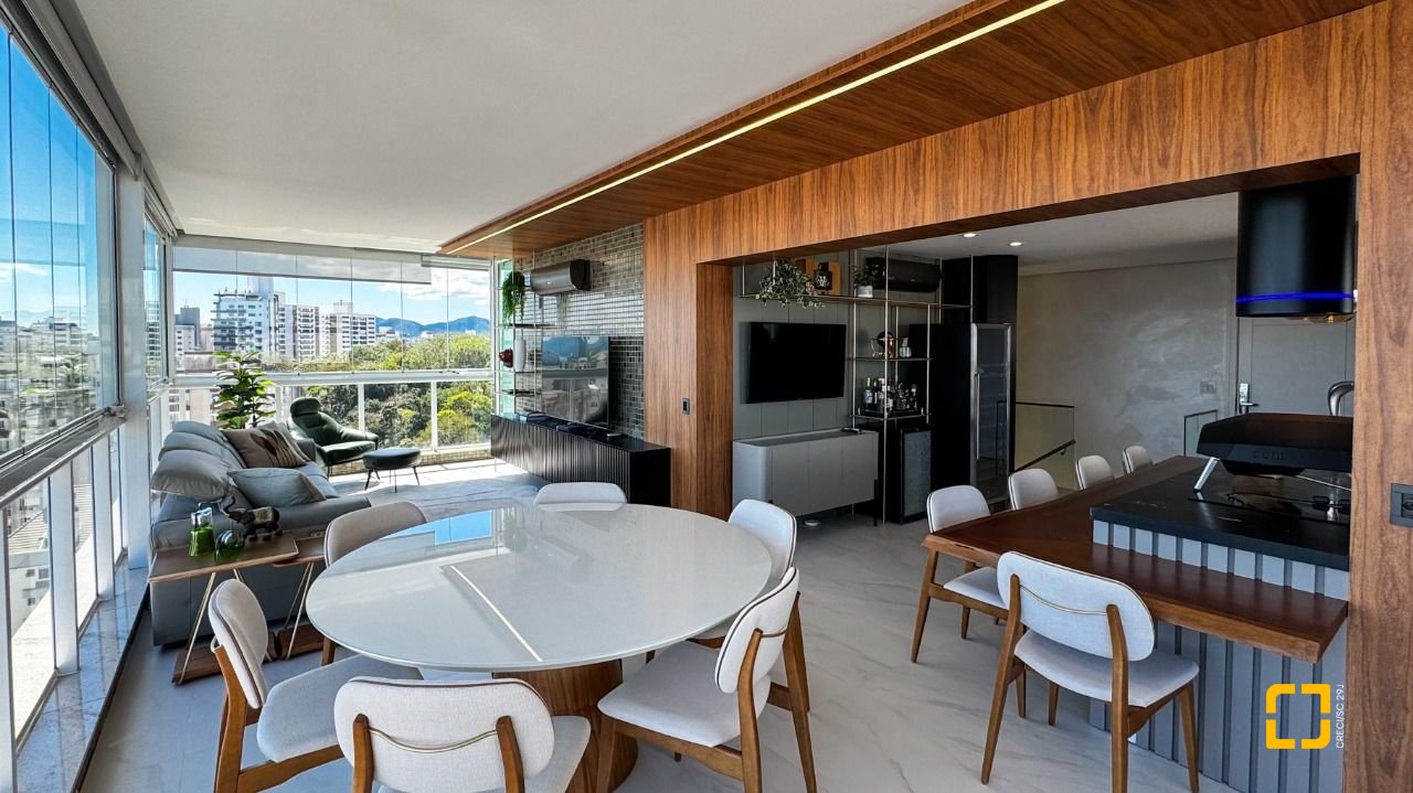 Cobertura com 244m², 4 quartos (sendo 3 suítes), 3 garagens, no bairro Agronômica em Florianópolis