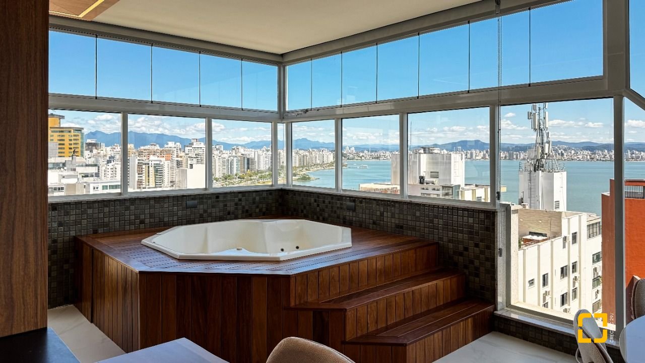 Cobertura com 244m², 4 quartos (sendo 3 suítes), 3 garagens, no bairro Agronômica em Florianópolis