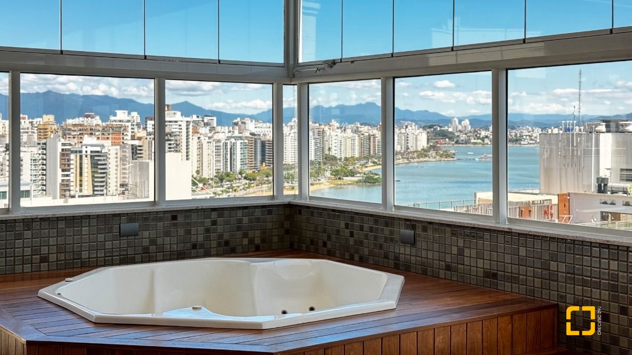 Cobertura com 244m², 4 quartos (sendo 3 suítes), 3 garagens, no bairro Agronômica em Florianópolis