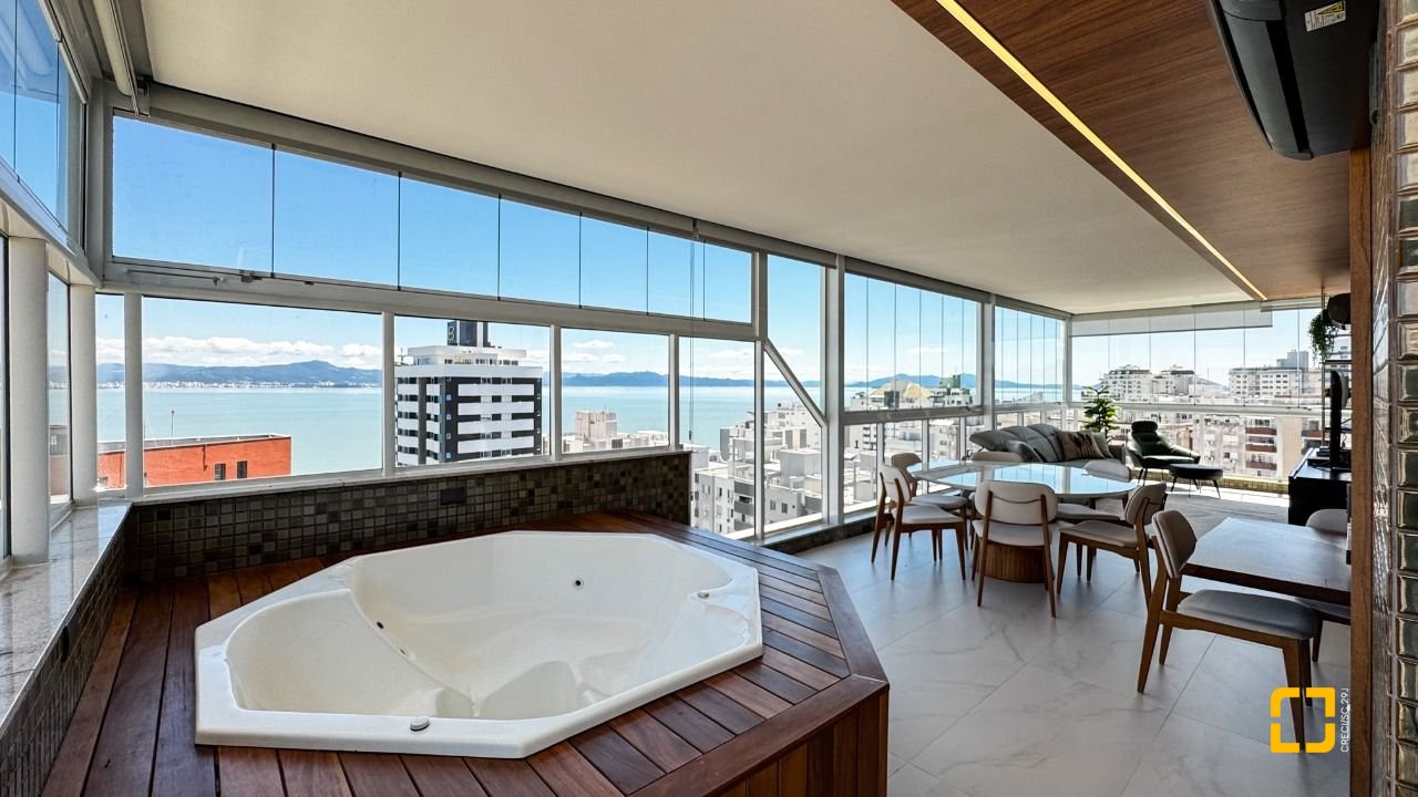 Cobertura com 244m², 4 quartos (sendo 3 suítes), 3 garagens, no bairro Agronômica em Florianópolis