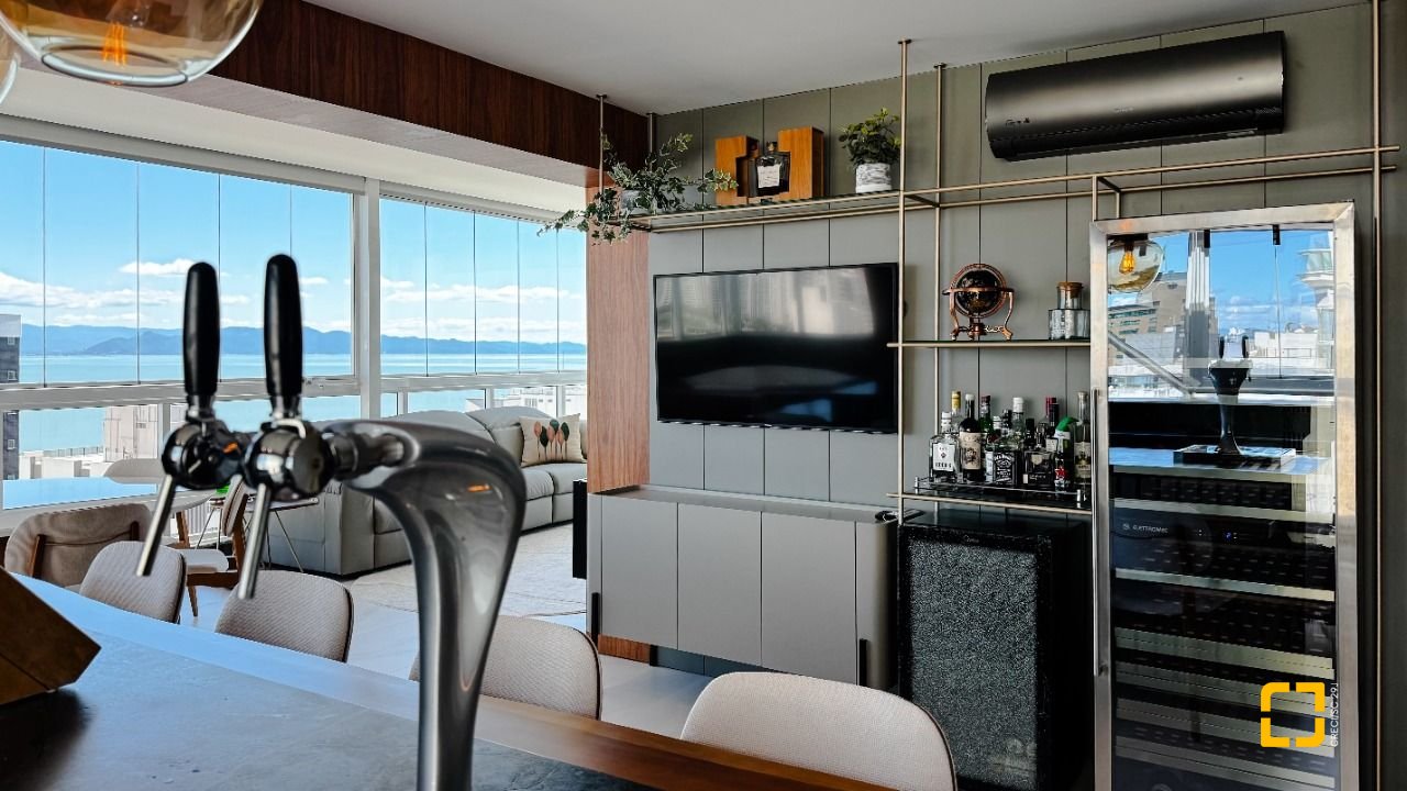 Cobertura com 244m², 4 quartos (sendo 3 suítes), 3 garagens, no bairro Agronômica em Florianópolis