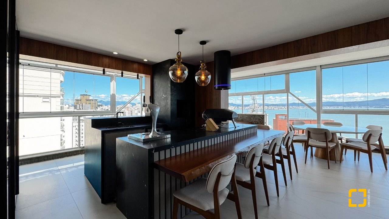 Cobertura com 244m², 4 quartos (sendo 3 suítes), 3 garagens, no bairro Agronômica em Florianópolis