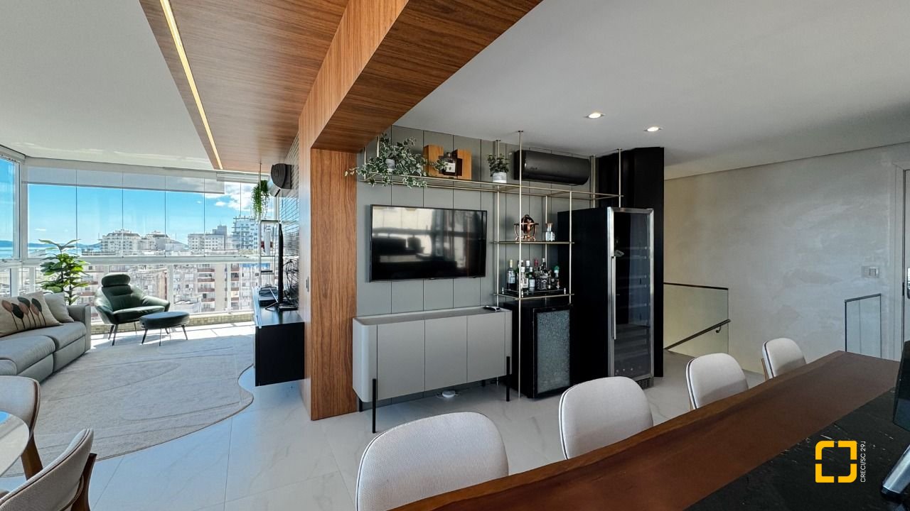 Cobertura com 244m², 4 quartos (sendo 3 suítes), 3 garagens, no bairro Agronômica em Florianópolis