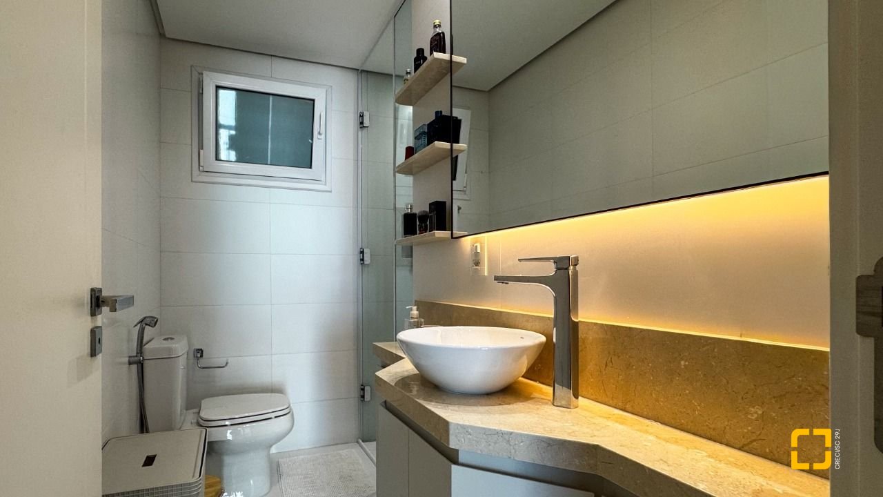 Cobertura com 244m², 4 quartos (sendo 3 suítes), 3 garagens, no bairro Agronômica em Florianópolis