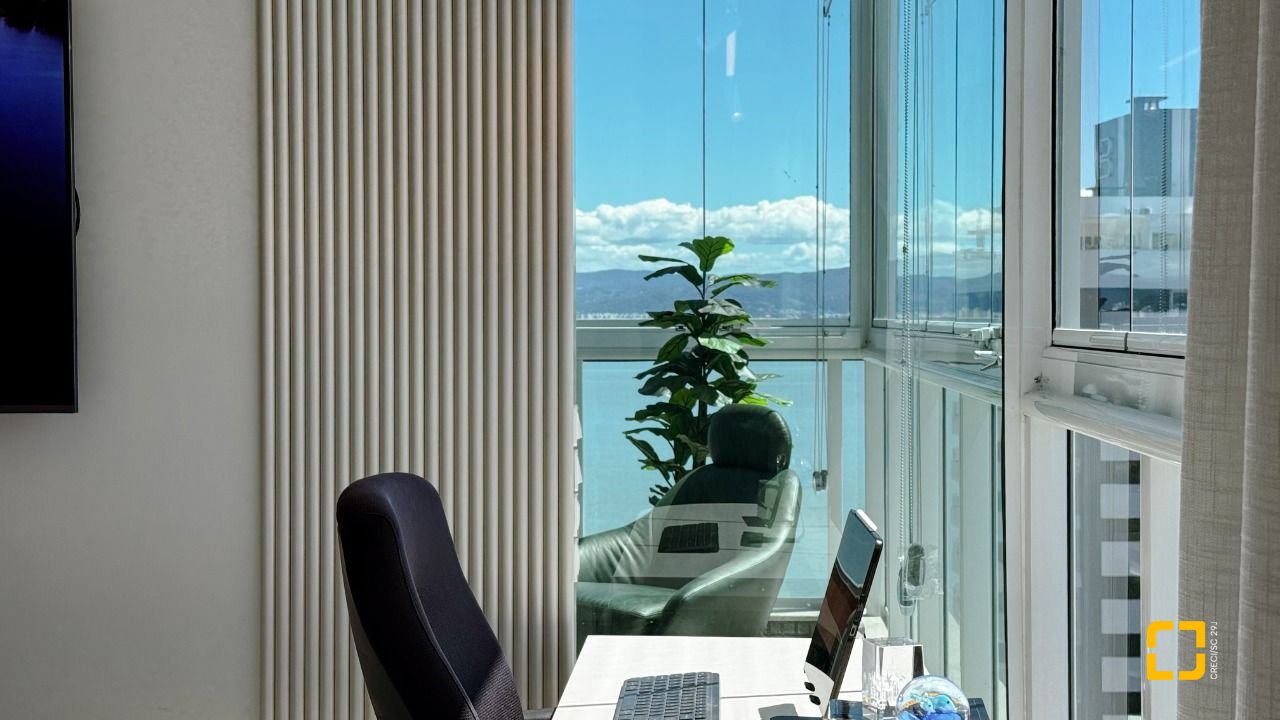 Cobertura com 244m², 4 quartos (sendo 3 suítes), 3 garagens, no bairro Agronômica em Florianópolis