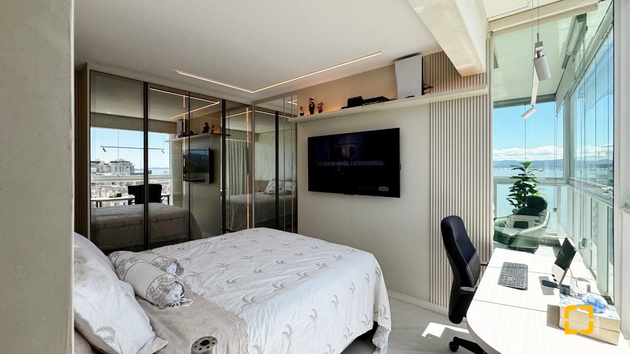 Cobertura com 244m², 4 quartos (sendo 3 suítes), 3 garagens, no bairro Agronômica em Florianópolis