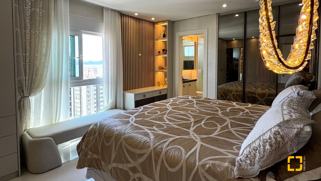Cobertura com 244m², 4 quartos (sendo 3 suítes), 3 garagens, no bairro Agronômica em Florianópolis