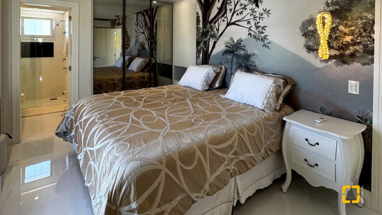 Cobertura com 244m², 4 quartos (sendo 3 suítes), 3 garagens, no bairro Agronômica em Florianópolis
