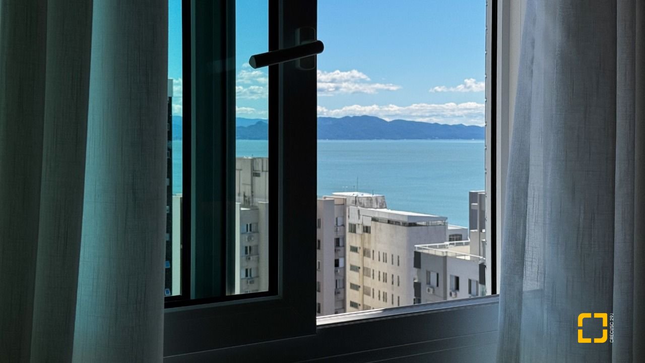 Cobertura com 244m², 4 quartos (sendo 3 suítes), 3 garagens, no bairro Agronômica em Florianópolis