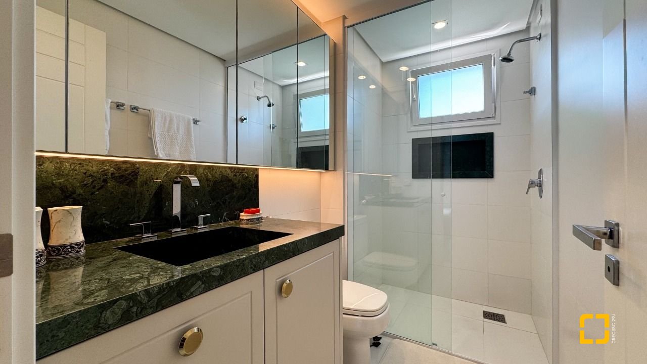 Cobertura com 244m², 4 quartos (sendo 3 suítes), 3 garagens, no bairro Agronômica em Florianópolis