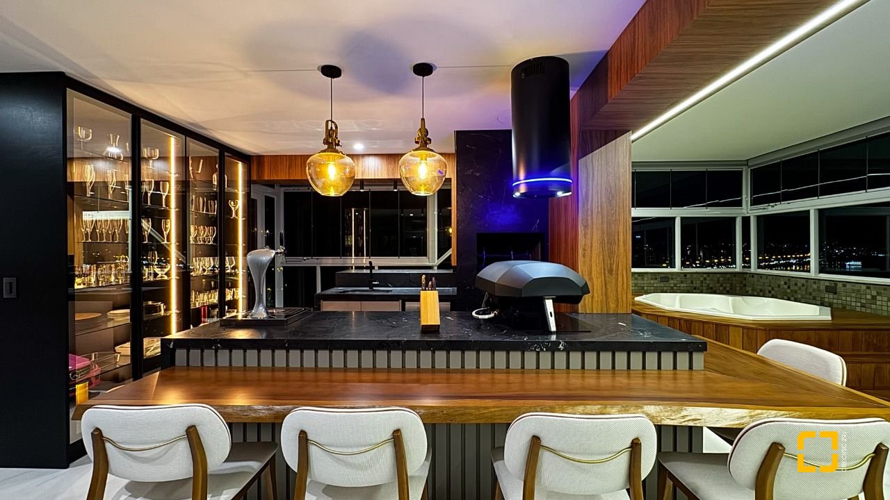 Cobertura com 244m², 4 quartos (sendo 3 suítes), 3 garagens, no bairro Agronômica em Florianópolis
