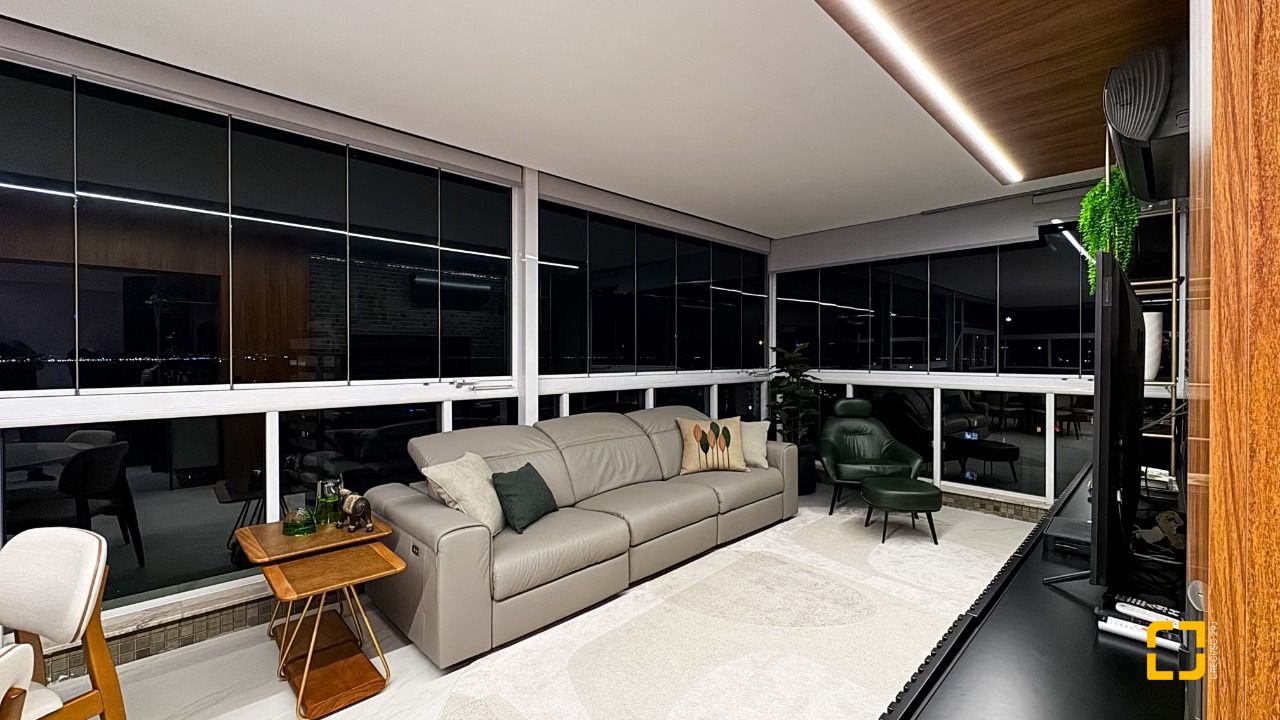 Cobertura com 244m², 4 quartos (sendo 3 suítes), 3 garagens, no bairro Agronômica em Florianópolis