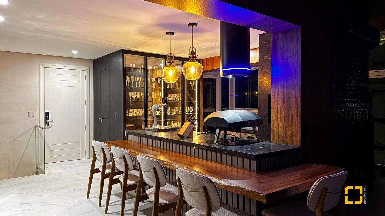 Cobertura com 244m², 4 quartos (sendo 3 suítes), 3 garagens, no bairro Agronômica em Florianópolis