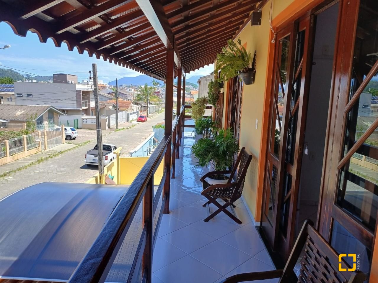 Casa com 192m², 3 quartos (sendo 1 suíte), 2 garagens, no bairro Forquilinha em São José