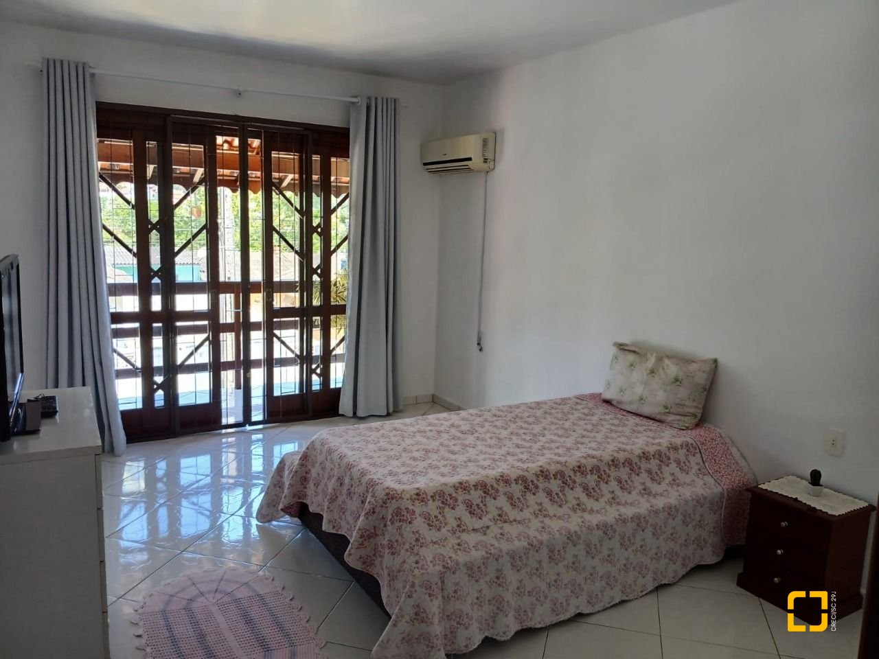 Casa com 192m², 3 quartos (sendo 1 suíte), 2 garagens, no bairro Forquilinha em São José