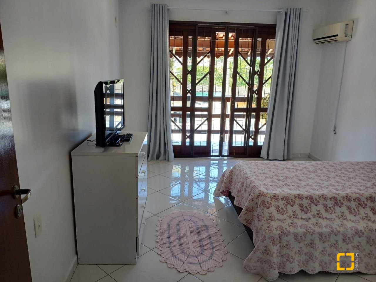 Casa com 192m², 3 quartos (sendo 1 suíte), 2 garagens, no bairro Forquilinha em São José