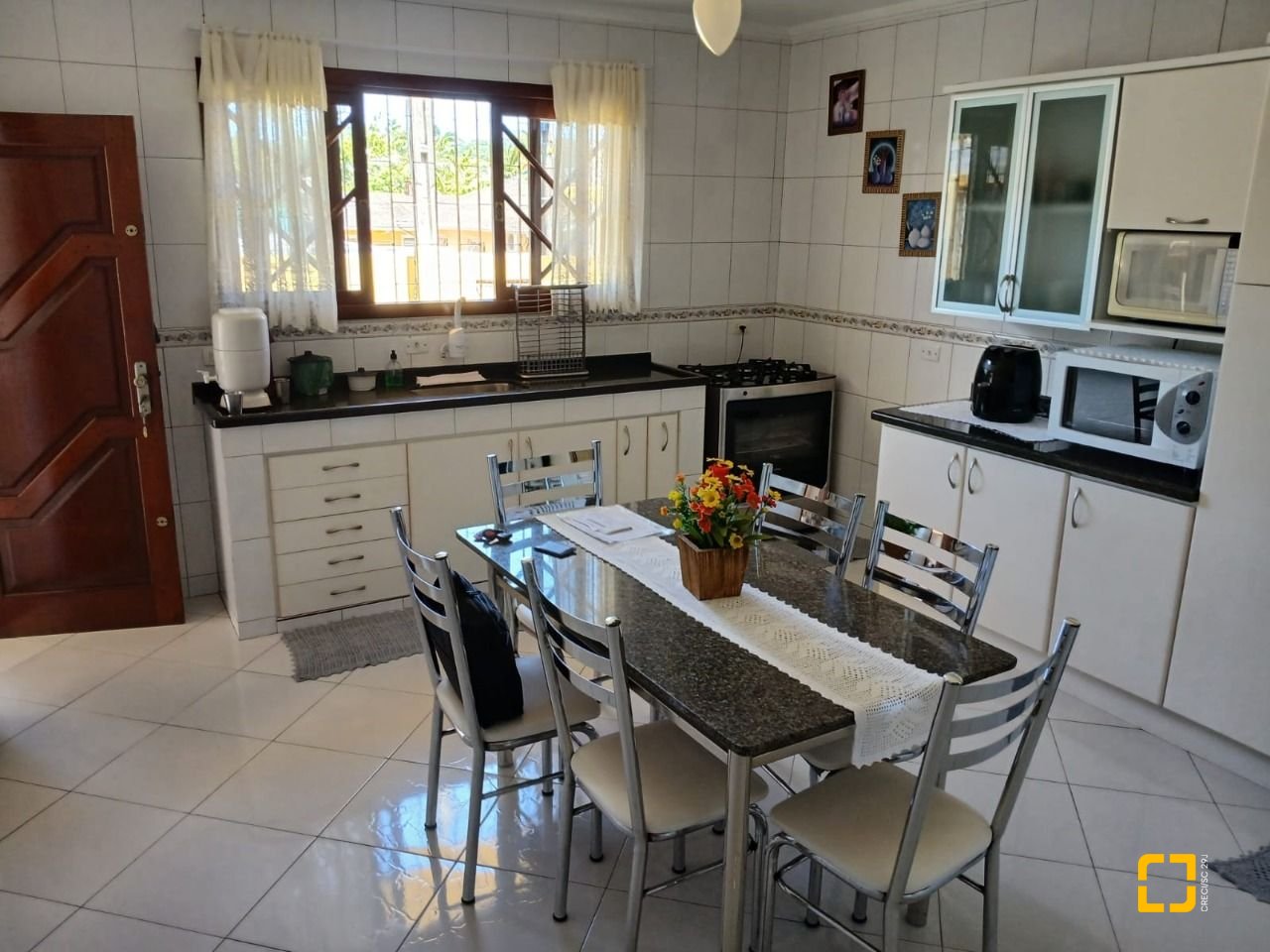 Casa com 192m², 3 quartos (sendo 1 suíte), 2 garagens, no bairro Forquilinha em São José