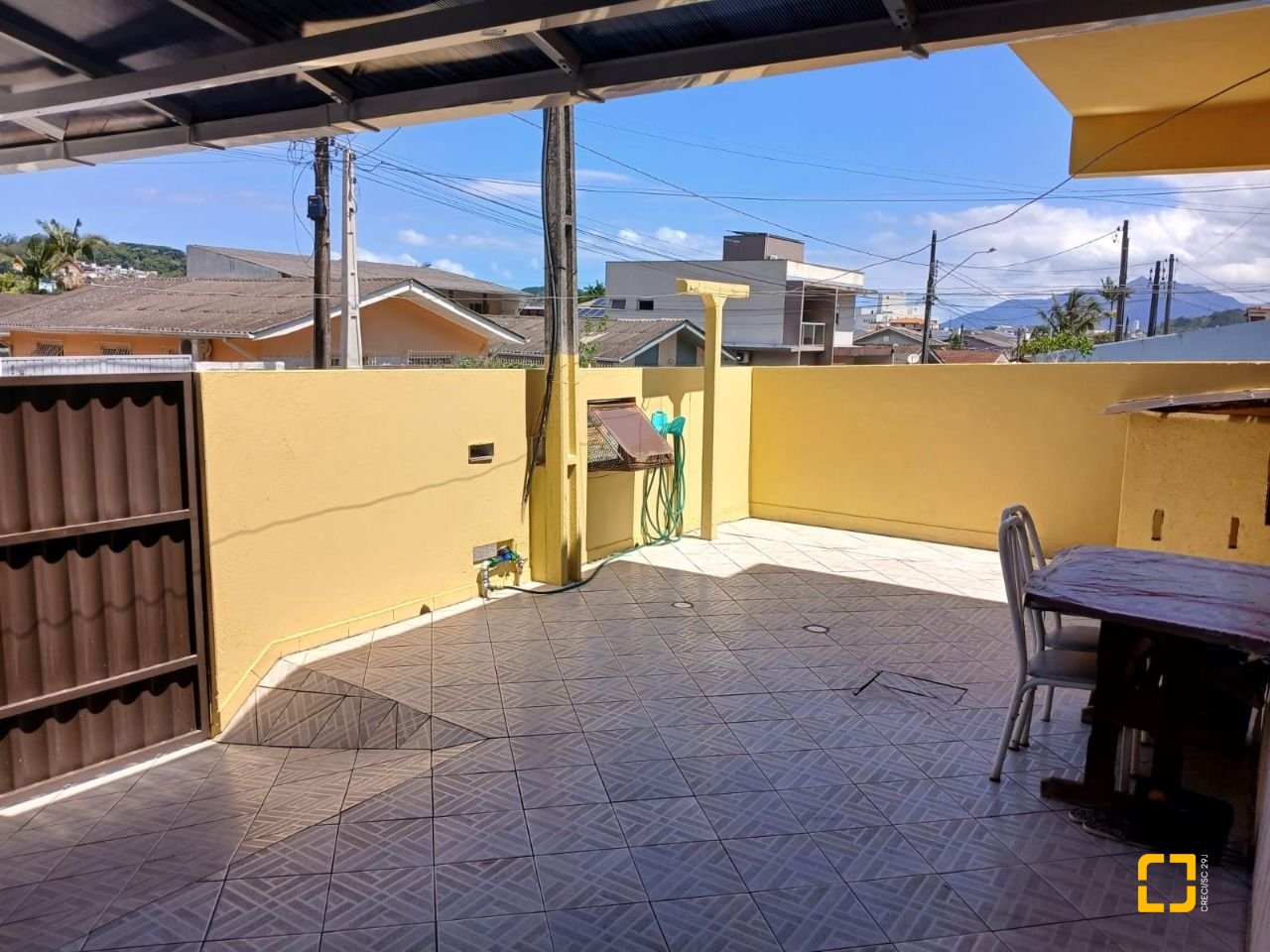 Casa com 192m², 3 quartos (sendo 1 suíte), 2 garagens, no bairro Forquilinha em São José