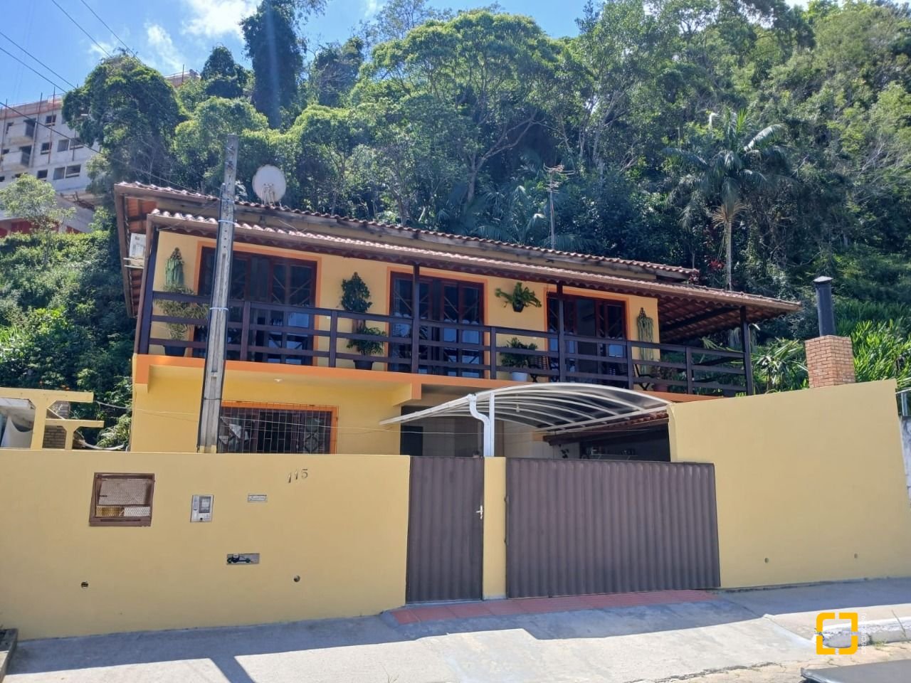 Casa com 192m², 3 quartos (sendo 1 suíte), 2 garagens, no bairro Forquilinha em São José