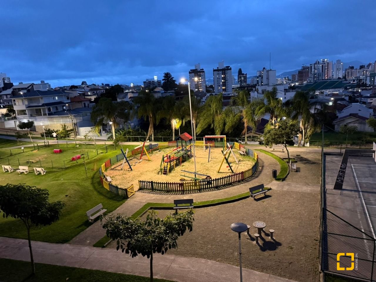 Apartamento com 83m², 4 quartos (sendo 1 suíte), 1 garagem, no bairro Estreito em Florianópolis